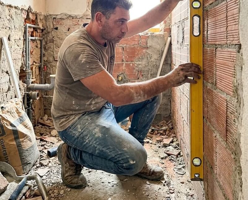 Lavorazione muraria durante ristrutturazione bagno a Mira